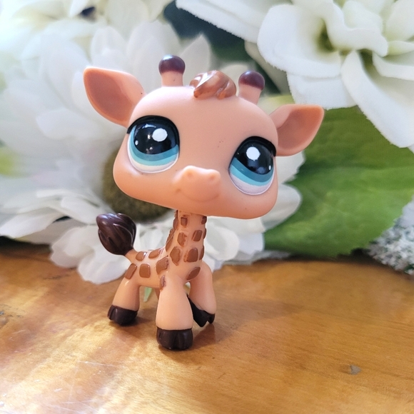 Littlest Pet Shop LPS #1610 Giraffe Cream Brown Blue Eyes 2007 - Picture 1 of 11